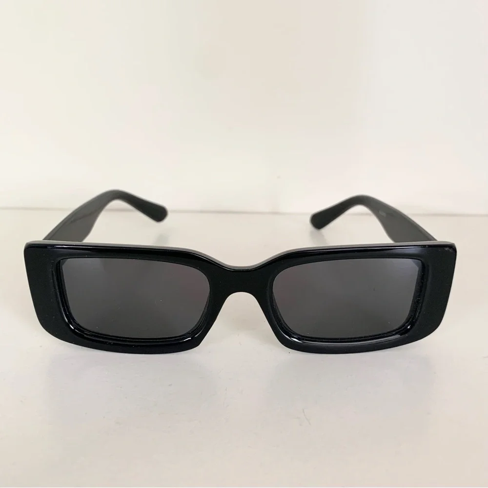 New square Black sunglasses
